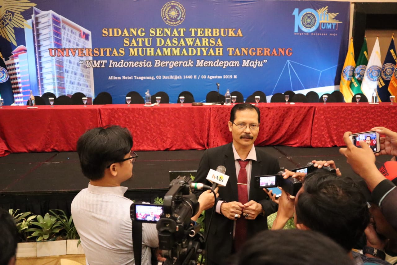 Rektor UMT Tangerang, Dr. H. Ahmad Amarullah, M.Pd memberikan keterangan pada pers.