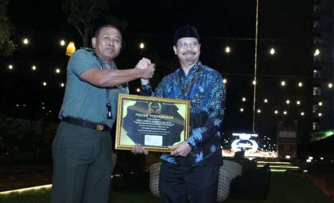 Rektor UMT saat menerima penghargaan Tangerangpos Award 2022